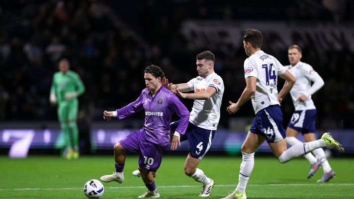 PRESTON, ENGLAND - OCTOBER 24: Callum O'Hare of Sheffield United is challenged by Ben Whiteman of Preston North End during the Sky Bet Championship match between Preston North End and Sheffield United at Deepdale Stadium on October 24, 2025 in Preston, England. (Photo by Alex Livesey/Getty Images) Preston-Swansea: in diretta streaming gratis: dove vedere la partita - immagine 1
