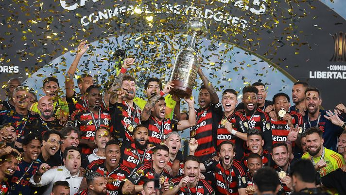 LIMA, PERU - NOVEMBER 29: Giorgian de Arrascaeta and Bruno Henrique of Flamengo lift the Champion's trophy after winning the the 2025 Copa CONMEBOL Libertadores Final match between Palmeiras and Flamengo at Estadio Monumental on November 29, 2025 in Lima, Peru. (Photo by Hector Vivas/Getty Images) Coppa Intercontinentale: dal Santos di Pelè alla Toyota regalata ai giocatori, tutte le curiosità del trofeo - immagine 1