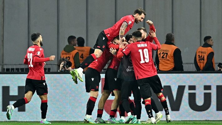 TBILISI, GEORGIA - NOVEMBER 16: Khvicha Kvaratskhelia (Hidden) of Georgia celebrates with teammates after scoring the team's second goal during the UEFA EURO 2024 European qualifier match between Georgia and Scotland at Boris Paichadze National Stadium on November 16, 2023 in Tbilisi, Georgia. (Photo by Levan Verdzeuli/Getty Images) 3 nazionali che potrebbero sorprendere tutti all’Europeo in Germania - immagine 1