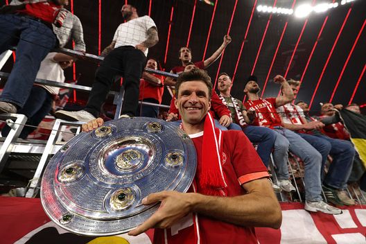 Monaco, Germania - 10 maggio 2025: Müller col trofeo della Bundesliga. (Foto di Alexander Hassenstein/Getty Images) Bayern Monaco, Müller: “Nelle prossime settimane deciderò il mio futuro”- immagine 2