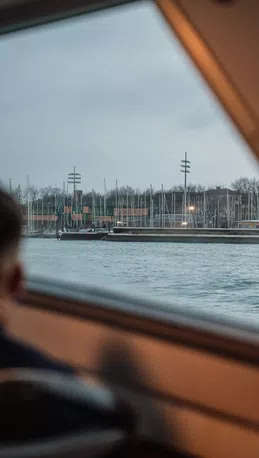 GALLERY Il Napoli è già a Venezia. L’arrivo in battello nella splendida laguna! - immagine 3