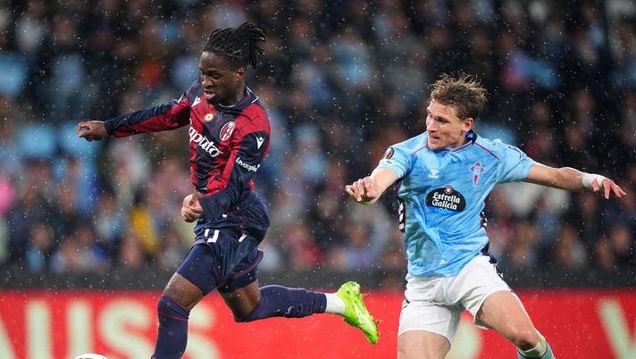 VIGO, SPAIN - DECEMBER 11: Jonathan Rowe of Bologna runs with the ball away from Carl Starfelt of Celta Vigo during the UEFA Europa League 2025/26 League Phase MD6 match between Real Club Celta and Bologna FC 1909 at Estadio Balaidos on December 11, 2025 in Vigo, Spain. (Photo by Jose Manuel Alvarez Rey/Getty Images) Celta-Bologna, le pagelle di Gazzetta- immagine 1