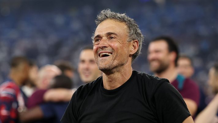 MUNICH, GERMANY - MAY 31: Luis Enrique, Head Coach of Paris Saint-Germain, acknowledges the fans as he celebrates victory with players of Paris Saint-Germain after the UEFA Champions League Final 2025 between Paris Saint-Germain and FC Internazionale Milano at Munich Football Arena on May 31, 2025 in Munich, Germany. (Photo by Lars Baron/Getty Images) Luis Enrique Messi