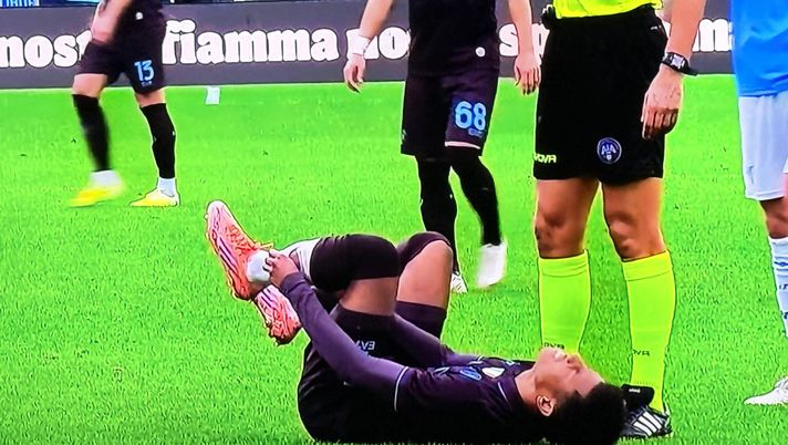 Lazio-Napoli, infortunio per Neres: il brasiliano costretto a lasciare il campo Lazio-Napoli, infortunio per Neres: il brasiliano costretto a lasciare il campo - immagine 1