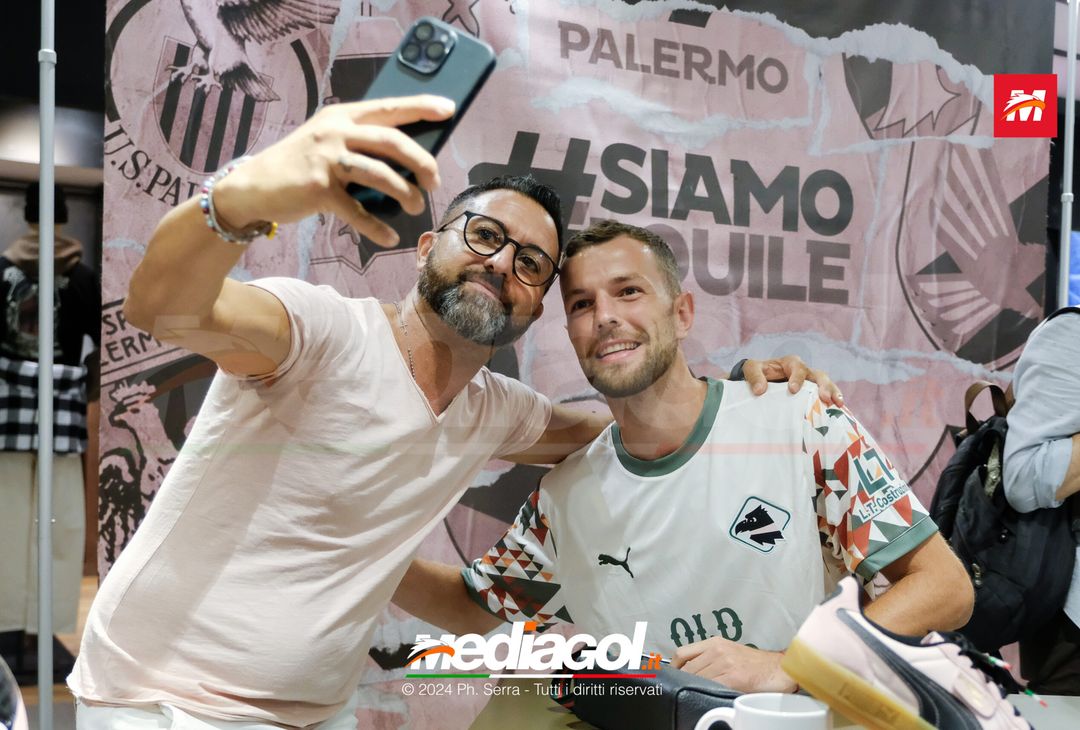 FOTO, i tifosi rosanero incontrano i propri beniamini alla Rinascente (Gallery) - immagine 22