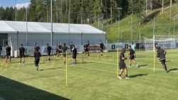 VIDEO Ritiro Palermo, squadra in campo: riscaldamento e sorrisi