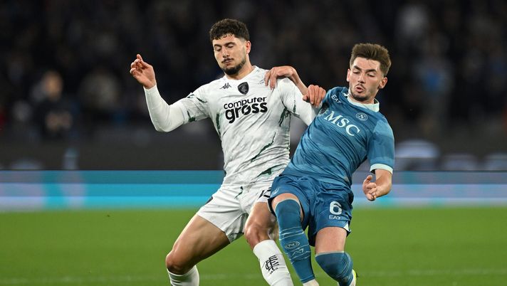 NAPLES, ITALY - APRIL 14: Billy Gilmour of Napoli battles for possession with Liberato Cacace of Empoli during the Serie A match between Napoli and Empoli at Stadio Diego Armando Maradona on April 14, 2025 in Naples, Italy. (Photo by Francesco Pecoraro/Getty Images) Cacace, il padre: “Un orgoglio vederlo al Mondiale. Sogna il Napoli” - immagine 1