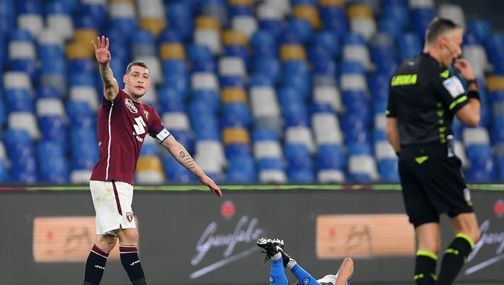 NAPLES, ITALY - DECEMBER 23: Diego Demme of S.S.C. Napoli reacts on the floor as Andrea Belotti of Torino F.C. gestures during the Serie A match between SSC Napoli and Torino FC at Stadio Diego Armando Maradona on December 23, 2020 in Naples, Italy. Sporting stadiums around Italy remain under strict restrictions due to the Coronavirus Pandemic as Government social distancing laws prohibit fans inside venues resulting in games being played behind closed doors. (Photo by Francesco Pecoraro/Getty Images) Vota il Torinese dell’anno: nel sondaggio del Corriere Torino anche Belotti - immagine 1