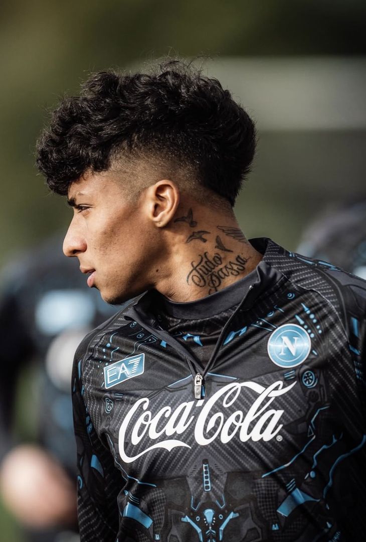 Il nuovo acquisto del Napoli Alisson Santos, arrivato direttamente dallo Sporting Lisbona, ha preso parte oggi al primo allenamento in azzurro pubblicando gli scatti migliori sul proprio profilo Instagram.