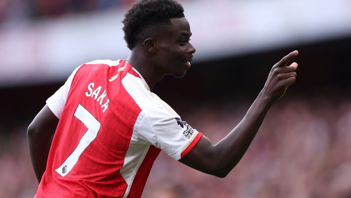 LONDON, ENGLAND - SEPTEMBER 24: Bukayo Saka of Arsenal celebrates after scoring the team's second goal from the penalty spot during the Premier League match between Arsenal FC and Tottenham Hotspur at Emirates Stadium on September 24, 2023 in London, England. (Photo by Alex Pantling/Getty Images) Saka irride Maddison nel North London Derby