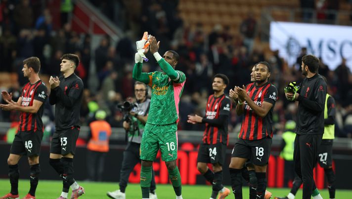 MILAN, ITALY - OCTOBER 24: Mike Maignan of AC Milan reacts at the end of the Serie A match between AC Milan and Pisa SC at Giuseppe Meazza Stadium on October 24, 2025 in Milan, Italy. (Photo by Claudio Villa/AC Milan via Getty Images) Atalanta-Milan, Allegri sulla squadra: “La rosa è forte. Abbiamo fatto buone partite” - immagine 1