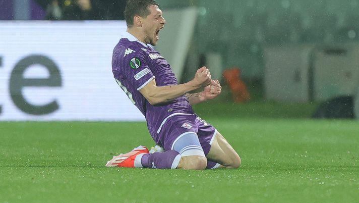 FLORENCE, ITALY - MAY 2: Andrea Belotti of ACF Fiorentina celebrates after scoring a goal during the UEFA Europa Conference League 2023/24 Semi-Final first leg match between ACF Fiorentina and Club Brugge at Stadio Artemio Franchi on May 2, 2024 in Florence, Italy.(Photo by Gabriele Maltinti/Getty Images) Anche Belotti è tornato, e si libera dai fantasmi. Un gol da attaccante vero - immagine 1
