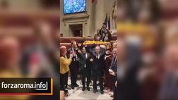 Verdone sindaco per un giorno con la sciarpa della Roma. I tifosi: “Lo stadio!”