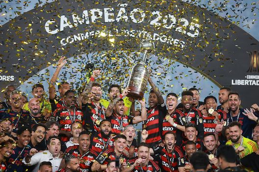 Lima, Perù - 29 novembre 2025: Il Flamengo festeggia la vittoria della Copa Libertadores. (Foto di Hector Vivas/Getty Images) Il Flamengo batte il Palmeiras e conquista la Copa Libertadores: Danilo decisivo- immagine 2