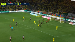VIDEO Nantes-Marsiglia, invasione incredibile: tifoso in campo impedisce un gol