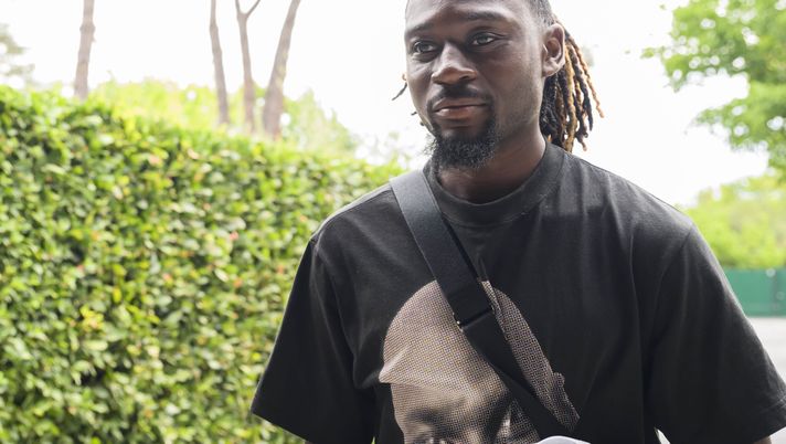 Koné, siparietto in conferenza con la Francia: risata con il giornalista romanista - immagine 1