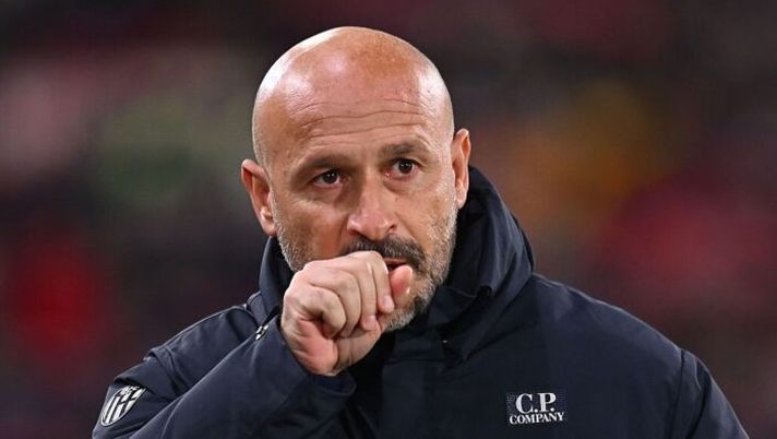 BOLOGNA, ITALY - DECEMBER 14: Vincenzo Italiano head coach of Bologna FC during the Serie A match between Bologna FC 1909 and Juventus FC at Renato Dall'Ara Stadium on December 14, 2025 in Bologna, Italy. (Photo by Alessandro Sabattini/Getty Images) Italiano: “Come sta Immobile e come lo gestirò! Lucumì migliora, Vitik e Ferguson fatica perché…” - immagine 1