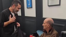 Regala una maglia della Juve ad un tifoso azzurro: la reazione è tutta da ridere!