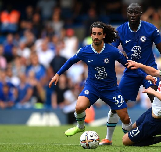 LONDRA, INGHILTERRA - 14 AGOSTO: Marc Cucurella del Chelsea viene contrastato da Dejan Kulusevski del Tottenham Hotspur (Foto di Shaun Botterill/Getty Images) Cucurella e l’episodio con Trump: “Ero spaventato da lui, non andava via”- immagine 3