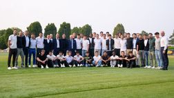 Inter, il presidente Marotta posa con la Primavera campione d’Italia al completo