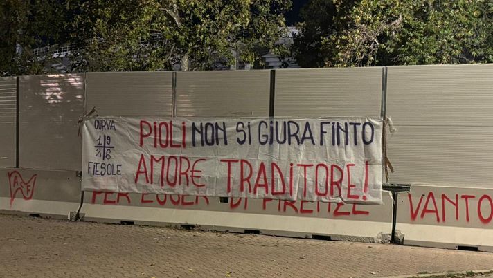 Spuntano due striscioni contro Pioli: “Traditore! Amor€ solo per i soldi” Spuntano due striscioni contro Pioli: “Traditore! Amor€ solo per i soldi” - immagine 1