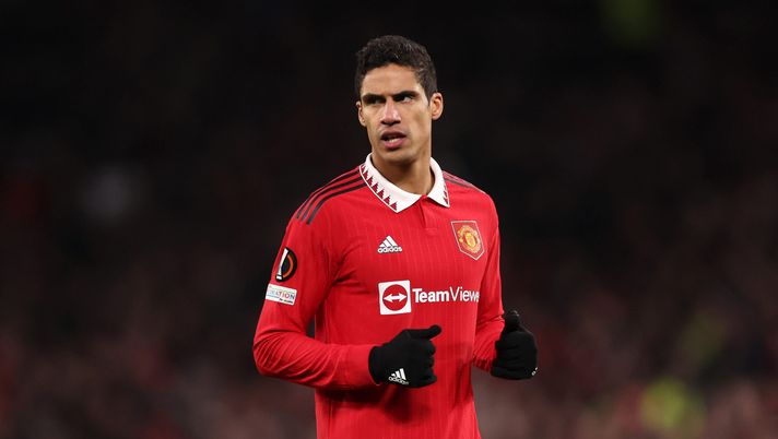 MANCHESTER, ENGLAND - FEBRUARY 23: Raphael Varane of Manchester United during the UEFA Europa League knockout round play-off leg two match between Manchester United and FC Barcelona at Old Trafford on February 23, 2023 in Manchester, England. (Photo by Catherine Ivill/Getty Images) Il Como tenta il colpaccio: passi in avanti per il sogno Varane – Sky - immagine 1