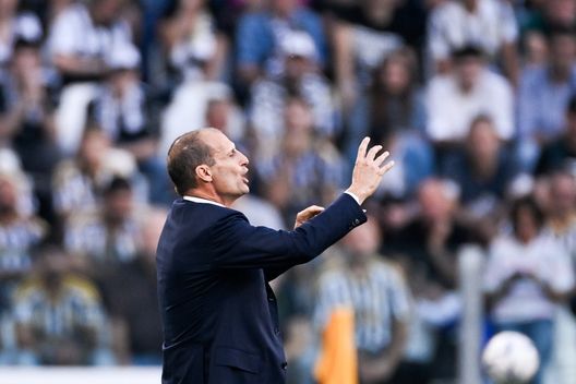 TURIN, ITALY - OCTOBER 07: Head coach of Juventus Massimiliano Allegri gives his team instructions during the Serie A TIM match between Juventus and Torino FC at Allianz Stadium on October 07, 2023 in Turin, Italy. (Photo by Daniele Badolato - Juventus FC/Juventus FC via Getty Images)