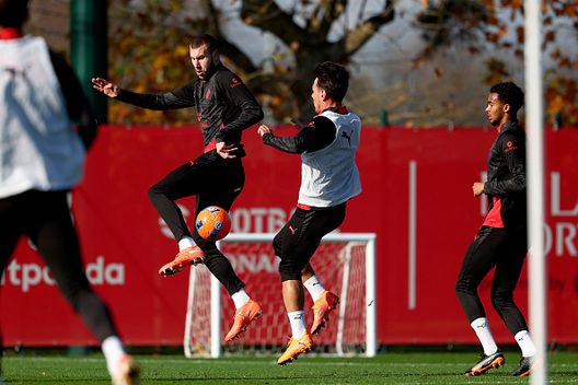Strahinja Pavlovic contrasta Ardon Jashari oggi a Milanello (Photo by Giuseppe Cottini/AC Milan via Getty Images) Tutti i nazionali in gruppo oggi a Milanello: le foto