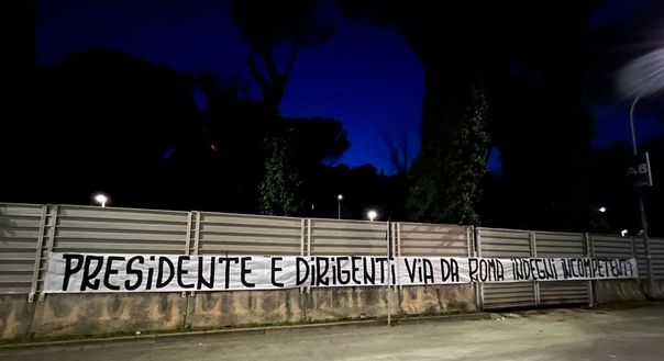 Esonero Juric, striscioni contro squadra e società: “Traditori, via da Roma” Esonero Juric, striscioni contro squadra e società: “Traditori, via da Roma” - immagine 1