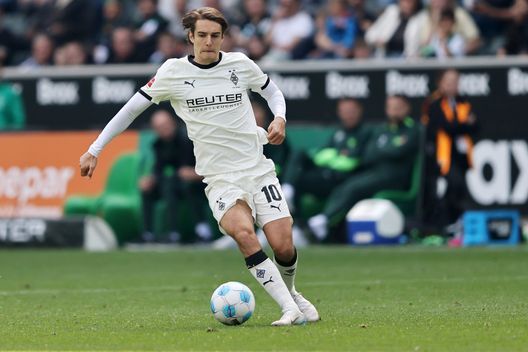 MOENCHENGLADBACH, GERMANIA - 17 MAGGIO: Florian Neuhaus del Moenchengladbach corre con la palla durante la partita di Bundesliga tra Borussia Mönchengladbach e VfL Wolfsburg al Borussia-Park il 17 maggio 2025 a Moenchengladbach, Germania. (Foto di Christof Koepsel/Getty Images) Gladbach, Neuhaus nei guai: squalifica e multa per un video da ubriaco- immagine 2