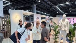 FOTO VN – Dal calcio alla moda: Luis Figo presente a Pitti