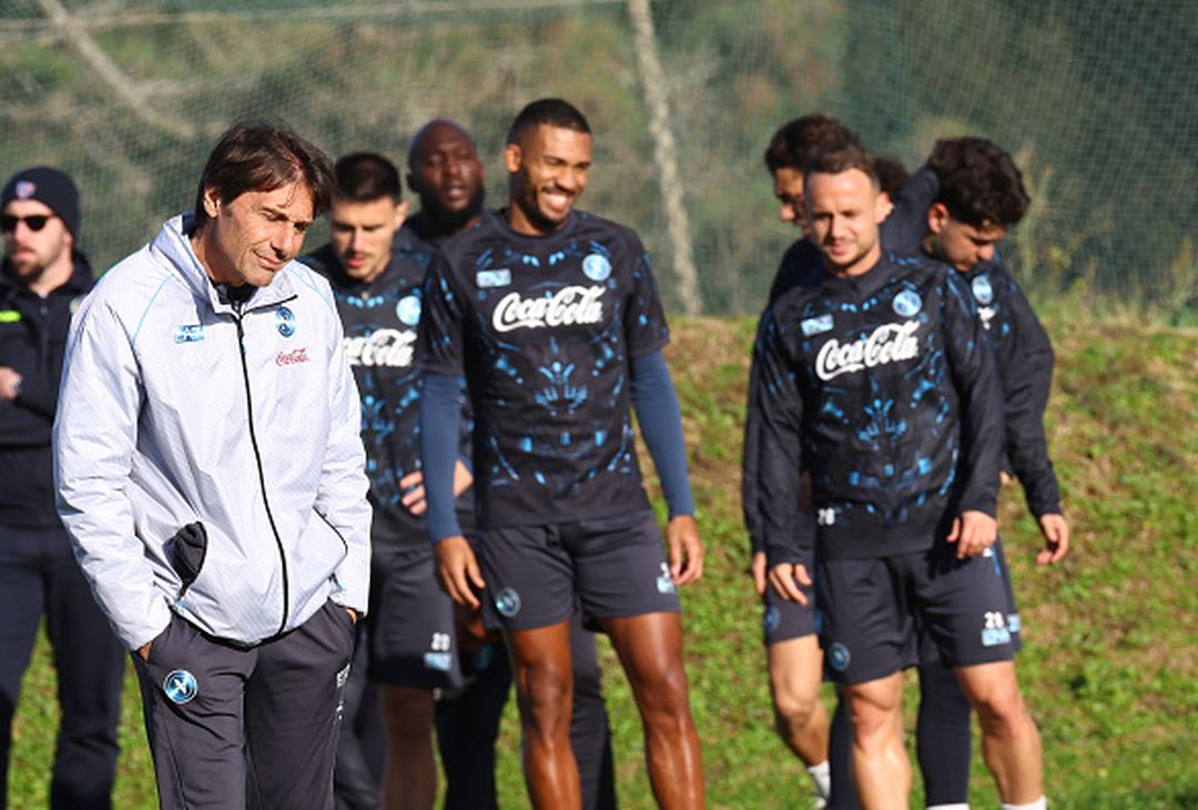 Pronti via, 24 ore all’attesissima sfida di Champions League tra Napoli e Chelsea. Conte guida l’allenamento cercando di trasferire la stessa grinta trasmessa in conferenza.