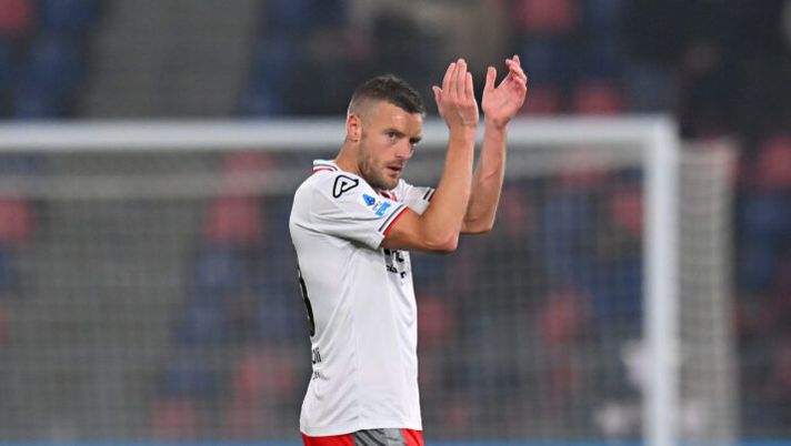 BOLOGNA, ITALY - DECEMBER 01: Jamie Vardy of Cremonese acknowledges the fans as he leaves the pitch after being substituted during the Serie A match between Bologna FC 1909 and US Cremonese at Renato Dall'Ara Stadium on December 01, 2025 in Bologna, Italy. (Photo by Alessandro Sabattini/Getty Images) Vardy: “Bello fare doppietta, andiamo tutti nella stessa direzione! Il nostro obiettivo è questo” - immagine 1