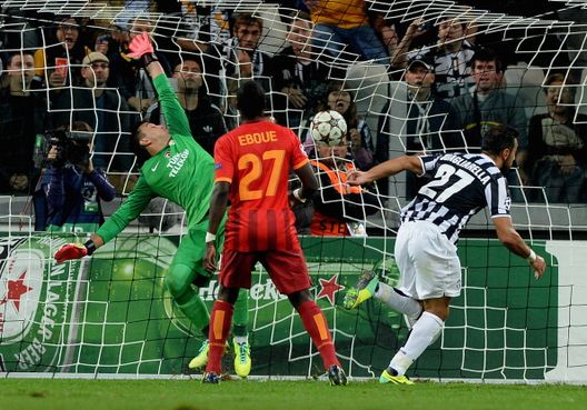 Fabio Quagliarella, numero 27 della Juventus, segna il secondo gol della sua squadra al portiere Fernando Muslera, sotto gli occhi di Emmanuel Eboue del Galatasaray AS durante la partita del Gruppo B di UEFA Champions League tra Juventus e Galatasaray AS alla Juventus Arena il 2 ottobre 2013 a Torino Galatasaray-Cagliari: tutti i precedenti fra squadre italiane e turche- immagine 3