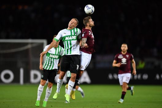 TURIN, ITALY - SEPTEMBER 17: Karol Linetty of Torino FC goes up with Davide Frattesi of US Sassuolo during the Serie A match between Torino FC and US Sassuolo at Stadio Olimpico di Torino on September 17, 2022 in Turin, Italy. (Photo by Valerio Pennicino/Getty Images)