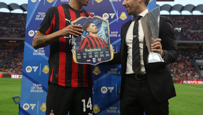 MILAN, ITALY - MAY 24:  Tijjani Reijnders of AC Milan receives the prize for team of the season before the Serie A match between AC Milan and Monza at Stadio Giuseppe Meazza on May 24, 2025 in Milan, Italy. (Photo by Claudio Villa/AC Milan via Getty Images)  reijnders-premiato-da-moncada-a-san-siro-come-miglior-centrocampista-della-serie-a