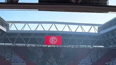 Coreofrafie spettacolari nel derby del Reno tra Fortuna Düsseldorf e Colonia (Fonte Account X Casual Ultra Official) Coreofrafie spettacolari nel derby del Reno tra Fortuna Düsseldorf e Colonia (Fonte Account X Casual Ultra Official)