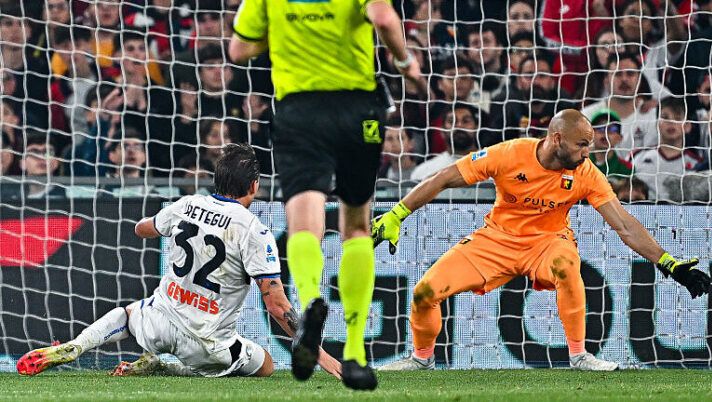 GENOA, ITALY - MAY 17: Mateo Retegui of Atalanta scores a goal during the Serie A match between Genoa and Atalanta at Stadio Luigi Ferraris on May 17, 2025 in Genoa, Italy. (Photo by Simone Arveda/Getty Images) Vieira sul gol di Retegui: “Da giocatore avrei continuato a giocare, arrabbiati con…” - immagine 1