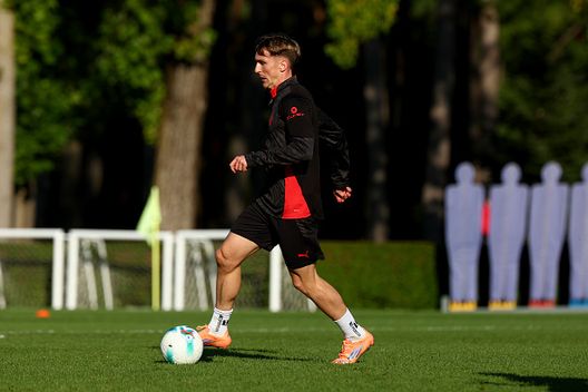 CAIRATE, ITALY - OCTOBER 02: Alexis Saelemaekers of AC Milan in action during an AC Milan Training Session at Milanello on October 02, 2025 in Cairate, Italy. (Photo by Giuseppe Cottini/AC Milan via Getty Images) Saelemaekers