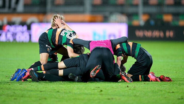 VENICE, ITALY - MAY 27: Players of Venezia celebrate being promoted to Serie A after the Serie B Playoffs Final match between Venezia FC and AS Cittadella at Stadio Pier Luigi Penzo on May 27, 2021 in Venice, Italy. (Photo by Nicolo Zangirolami/Getty Images) Novità per il fantacalcio: dopo due anni il Venezia è tornato in Serie A - immagine 1