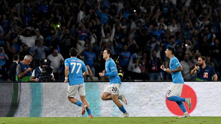 NAPLES, ITALY - OCTOBER 03: Piotr Zielinski of Napoli celebrates with teammates after scoring the team's second goal from a penalty during the UEFA Champions League match between SSC Napoli and Real Madrid CF at Stadio Diego Armando Maradona on October 03, 2023 in Naples, Italy. (Photo by Francesco Pecoraro/Getty Images) L’intermediario Brovarone: “Da tifoso della Fiorentina, ho paura di questo Napoli” - immagine 1