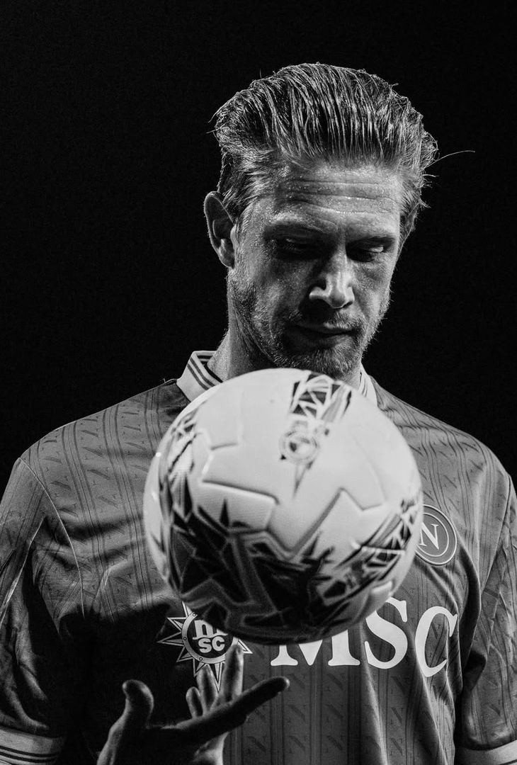 L'esaltazione fulminea generata dal gol-lampo di McTominay e lo spirito di sacrificato mostrato dagli azzurri nell'arco dell'intera gara: due sensazioni umane che vanno a comporre il riassunto 'in bianco e nero' di Cagliari-Napoli realizzato dall'admin dell'account Instagram della compagine partenopea.