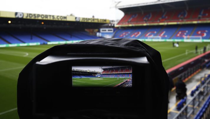 LONDON, ENGLAND - SEPTEMBER 22: A General view inside the stadium, showing the view of a television camera prior to the Premier League match between Crystal Palace and Newcastle United at Selhurst Park on September 22, 2018 in London, United Kingdom. (Photo by Julian Finney/Getty Images) Calcio in tv, Bologna-Cagliari la sesta più vista del weekend - immagine 1