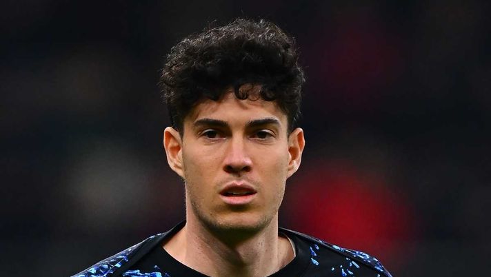 Derby, i tifosi del Milan non perdonano: Bastoni bersagliato dallo stadio