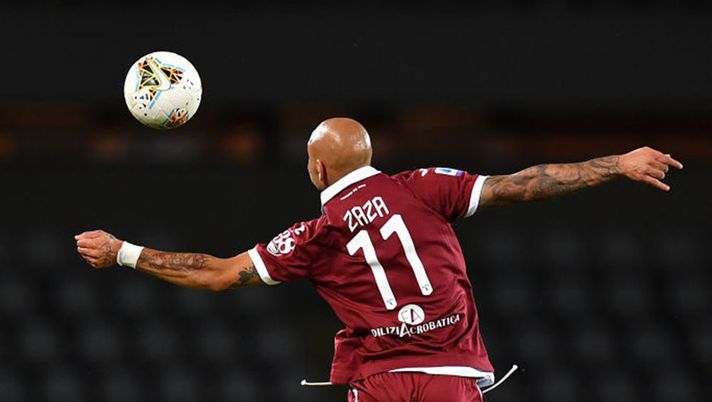 TURIN, ITALY - JULY 22: Simone Zaza (R) of Torino FC clashes with Alan Empereur of Hellas Verona during the Serie A match between Torino FC and Hellas Verona at Stadio Olimpico di Torino on July 22, 2020 in Turin, Italy. (Photo by Valerio Pennicino/Getty Images) Le pagelle di Torino-Verona 1-1: Zaza, un gol per riabilitarsi. Dietro c’è super Bremer- immagine 2