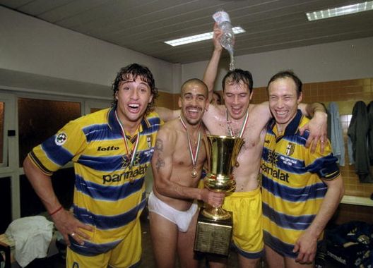 5 maggio 1999: Herman Crespo, Juan Verón, Abel Balbo e Roberto Sensini del Parma festeggiano la vittoria nella finale di Coppa Italia contro la Fiorentina, giocata a Fiorentina, in Italia. La partita finì 2-2, ma il Parma vinse grazie alla regola dei gol segnati in trasferta. \ Crediti obbligatori: Allsport UK /Allsport Parma-Inter, quando la sfida tra i due club è stata decisiva- immagine 2