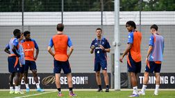 Thiago Motta si presenta alla Juve cantando davanti alla squadra, la moglie: “Meno male che…”