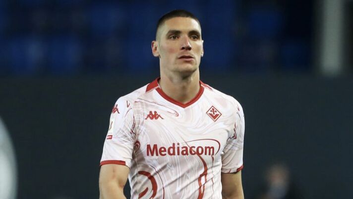 BERGAMO, ITALY - APRIL 24: Nikola Milenkovic of ACF Fiorentina looks on as he leaves the pitch after receiving a red card during the Coppa Italia Semi-final second leg match between Atalanta and ACF Fiorentina at Stadio Atleti Azzurri d'Italia on April 24, 2024 in Bergamo, Italy. (Photo by Marco Luzzani/Getty Images) Fiorentina, possibile cessione per Milenkovic: trattativa e offerta dalla Premier - immagine 1