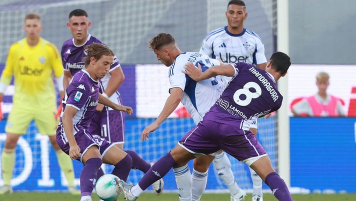 FLORENCE, ITALY - SEPTEMBER 21: Jacopo Fazzini and Rolando Mandragora of ACF Fiorentina in action against Mergim Vojvoda of Como 1907 during the Serie A match between ACF Fiorentina and Como 1907 at Artemio Franchi on September 21, 2025 in Florence, Italy. (Photo by Gabriele Maltinti/Getty Images) Rep: “Due gli intoccabili a centrocampo. Valutazioni su Mandragora e Fazzini” - immagine 1