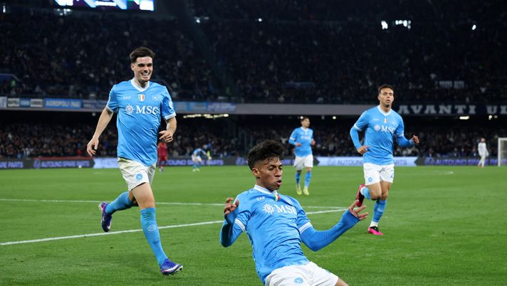 NAPLES, ITALY - FEBRUARY 15: Alisson Santos of SSC Napoli celebrates after scoring his side second goal during the Serie A match between SSC Napoli and AS Roma at Stadio Diego Armando Maradona on February 15, 2026 in Naples, Italy. (Photo by Francesco Pecoraro/Getty Images) Dazn, Turci: “Alisson come Neymar! Vergara merita la Nazionale” - immagine 1